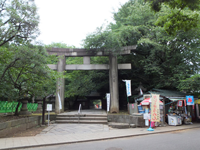 江戸デートで見ずして結構と言うなかれ。上野東照宮の大石鳥居は、関東大震災時は傾きもしなかったといいます。