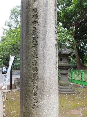 江戸デートで見ずして結構と言うなかれ。上野東照宮の大石鳥居は、関東大震災時は傾きもしなかったといいます。