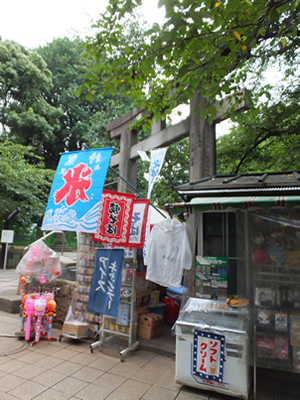 婚活デートの振り幅から、心の振れ幅を感じよう。上野東照宮脇に「東照宮第一売店」レトロな売店です。