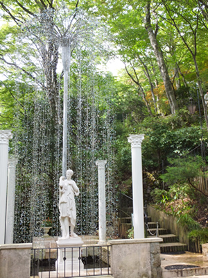 日帰りバスツアーデートをしよう。箱根ガラスの森美術館のフラッシュツリーは、噴水のようにキラキラしています。