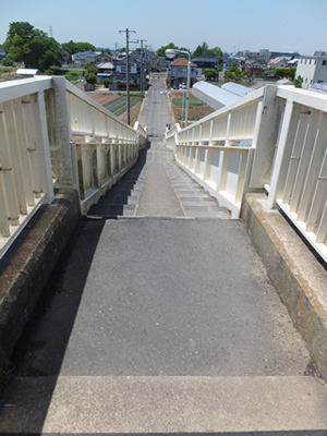 あえて地方色を活かした婚活のススメ。埼玉県吉川市の赤い橋「新中川水管橋」は自転車・歩行者専用です。