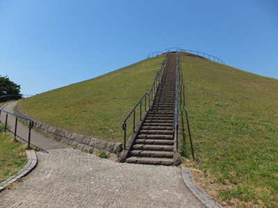 あえて地方色を活かした婚活のススメ。永田公園のシンボルは、富士山をイメージした通称「吉川富士」です。