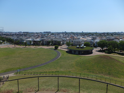 あえて地方色を活かした婚活のススメ。永田公園のシンボルは、富士山をイメージした通称「吉川富士」です。