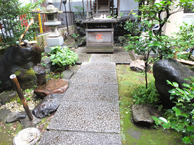 稲荷鬼王神社 新宿山の手七福神 恵比寿神社 かえる石